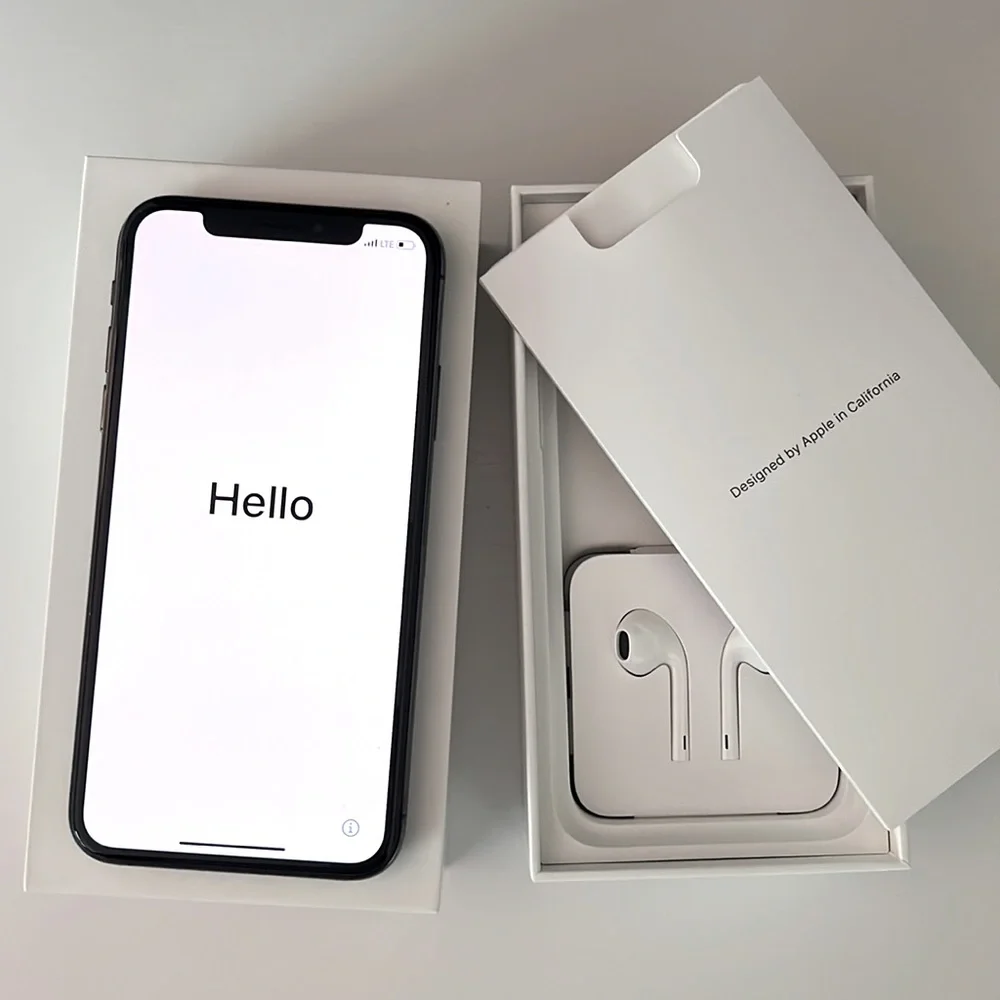 Black iPhone Xs 64 GB